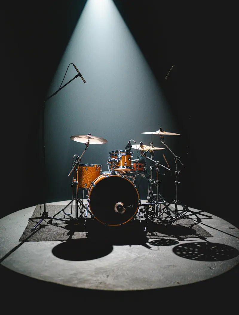 Batteria sul palco sotto un faro