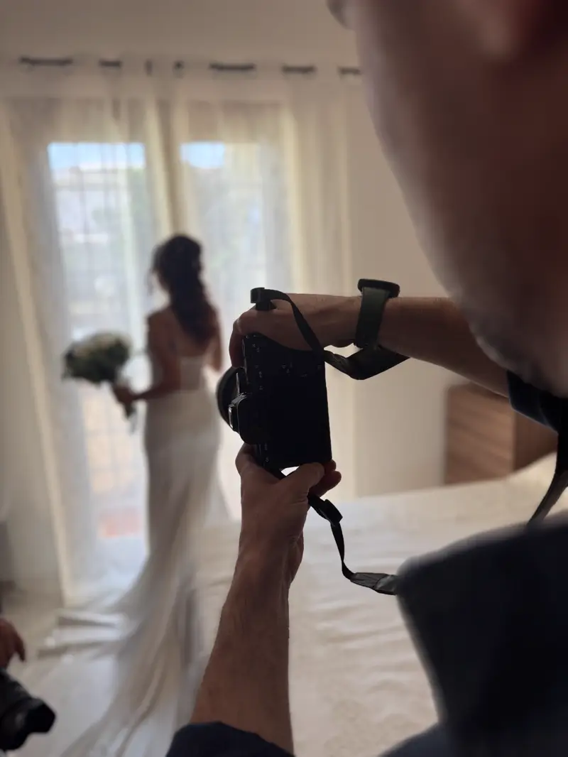 Fotografo che riprende una sposa di spalle