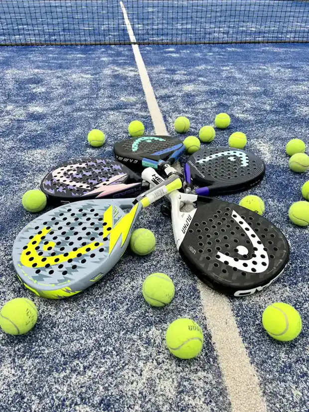 Racchette da padel e palline sul campo