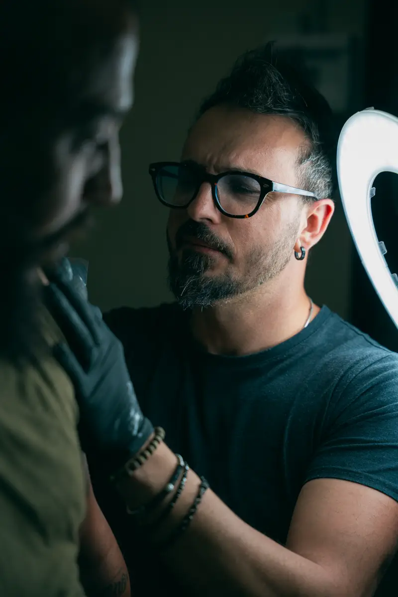 Tatuatore al lavoro nello studio